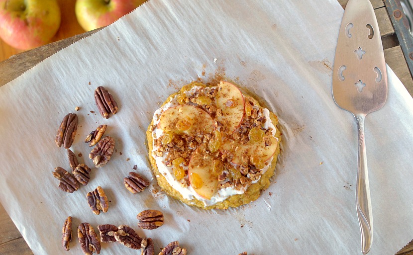 Looking for a healthy and filling breakfast? Make this Paleo Apple Pie Breakfast Pizza! Its gluten-free, grain-free, dairy-free and vegan-friendly!
