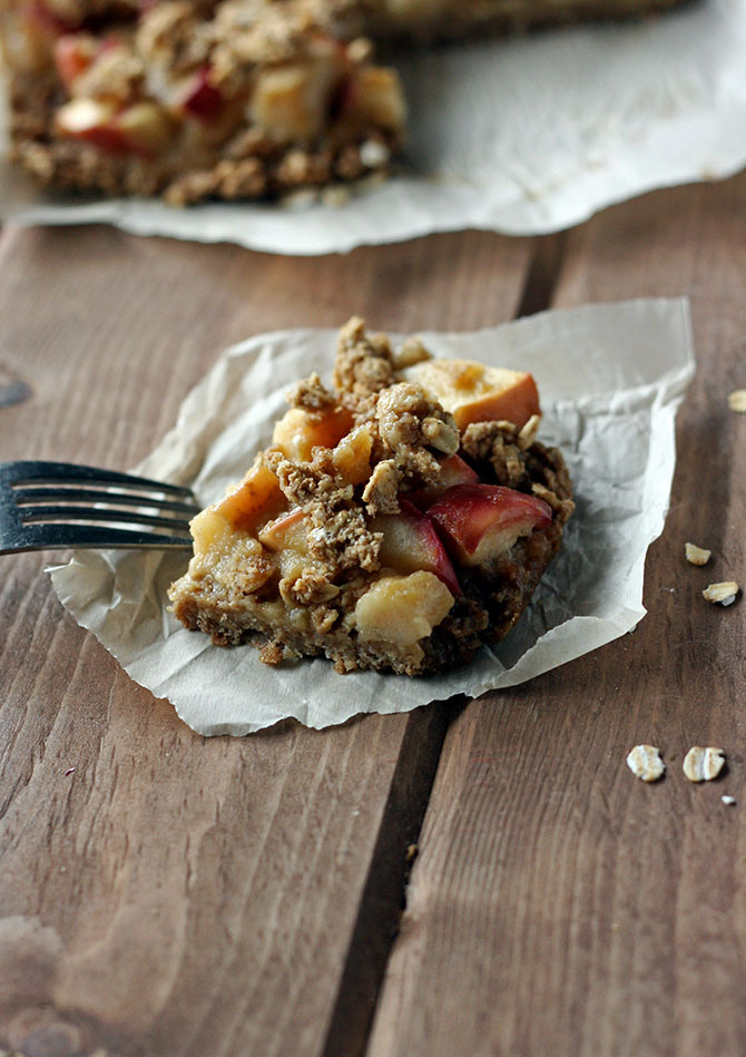 Salted-Caramel-Apple-Crumble-Bars.-Caramel-made-from-applesauce-Vegan-and-totally-healthy.