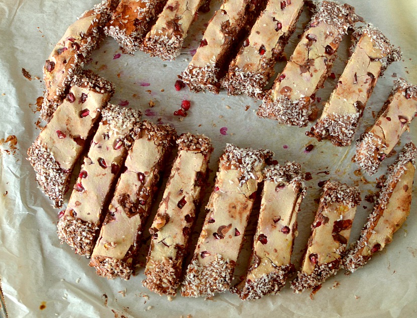 Looking for a healthy but tasty holiday cookie this season? Try these grain-free Pomegranate Dark Chocolate Biscotti with a paleo and vegan option!