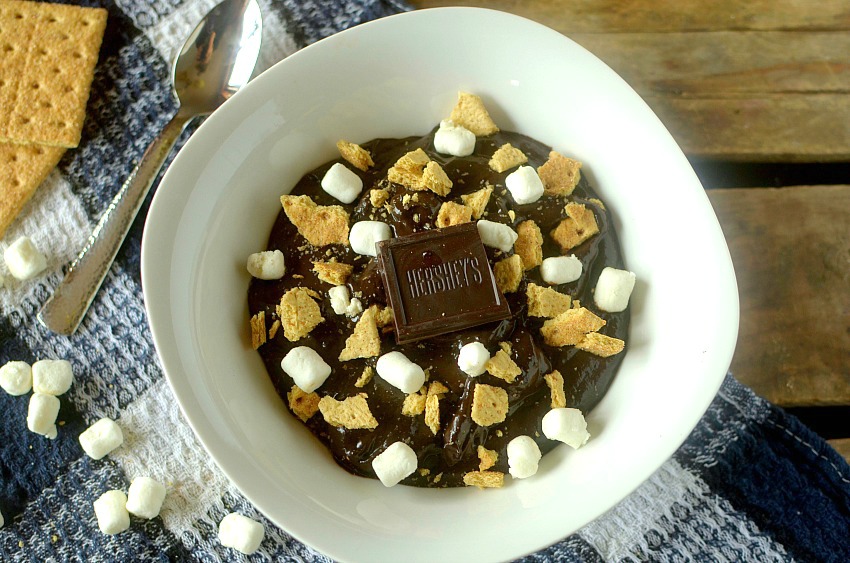 This S'mores Chocolate Avocado Pudding is a healthy, delicious and decadent dessert. It takes only 5 minutes to make and is made with real ingredients!