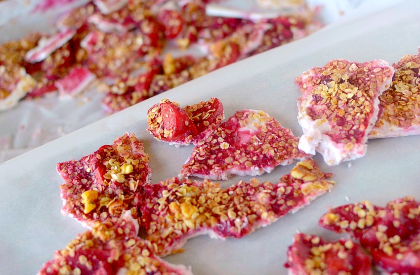 This Superfood Fruit Crisp Greek Yogurt Bark is a healthy, tasty and refreshing snack! It's loaded with protein from greek yogurt and sweetened with fruit!