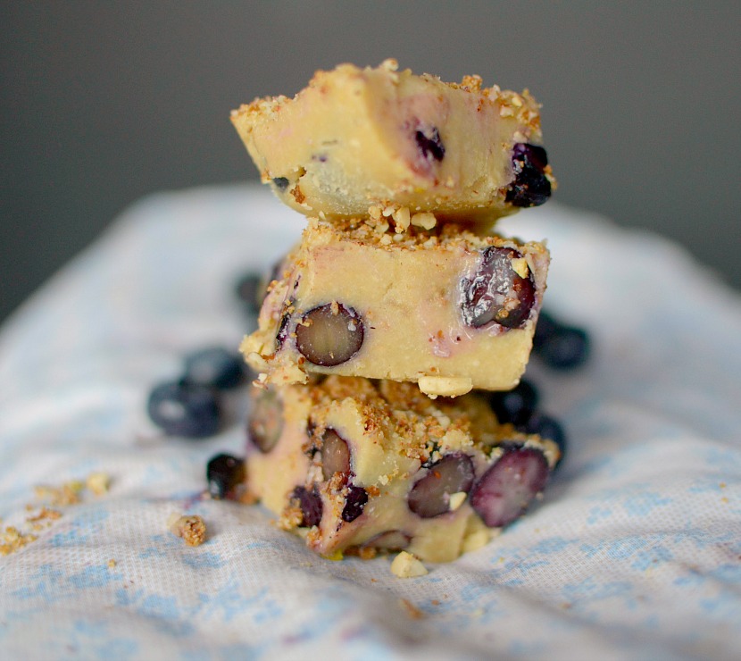Do you love blueberry muffins? Then make this easy fudge recipe that taste like lemon-blueberry muffin batter! Super simple to make and healthy! Also vegan, paleo and gluten-free!