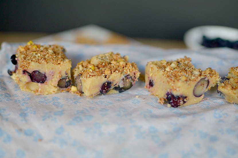 Do you love blueberry muffins? Then make this easy fudge recipe that taste like lemon-blueberry muffin batter! Super simple to make and healthy! Also vegan, paleo and gluten-free!