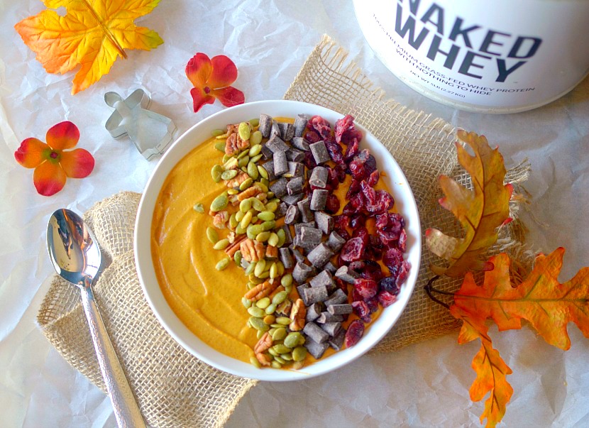 "Love all things pumpkin and gingerbread? Make this high-protien Pumpkin Gingerbread Smoothie Bowl! It taste like pumpkin pie and gingerbread all in a guilt-free smoothie form! Perfect for a post-workout treat!"