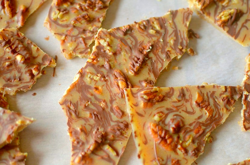 Only 5 ingredients are needed to create this tasty, decadent Turtle Pecan Candy Bark! With the great flavor combo of pecans, chocolate and caramel, you'd never guess this bark is paleo + vegan!
