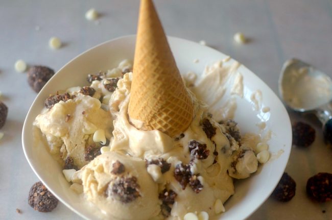 No-churn Cookies n' Cream Ice Cream is so creamy and delicious you would never know its naturally sweetened, paleo, vegan and gluten-free!
