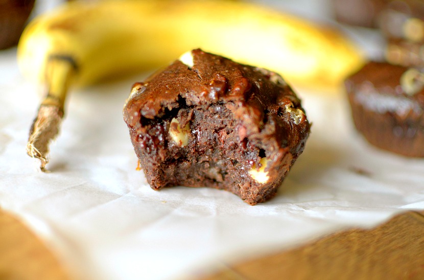 Flourless Triple Chocolate Banana muffins are a healthy and delicious breakfast or snack made with 6 ingredients! Paleo, vegan and gluten-free!
