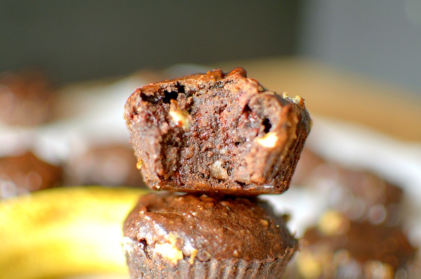 Flourless Triple Chocolate Banana muffins are a healthy and delicious breakfast or snack made with 6 ingredients! Paleo, vegan and gluten-free!
