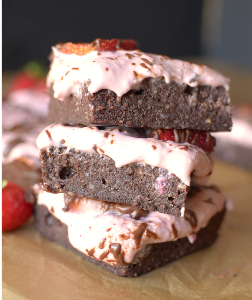 Satisfy your dessert cravings with these healthy Flourless Strawberry Cheesecake Brownies! It combines two amazing sweet treats in one! Gluten-free + vegan option﻿