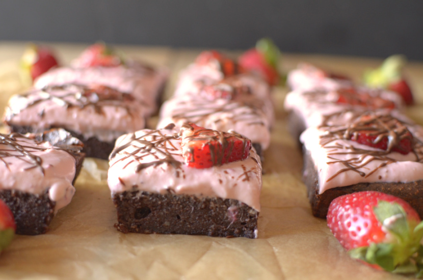 Satisfy your dessert cravings with these healthy Flourless Strawberry Cheesecake Brownies!  It combines two amazing sweet treats in one!  Gluten-free + vegan option﻿