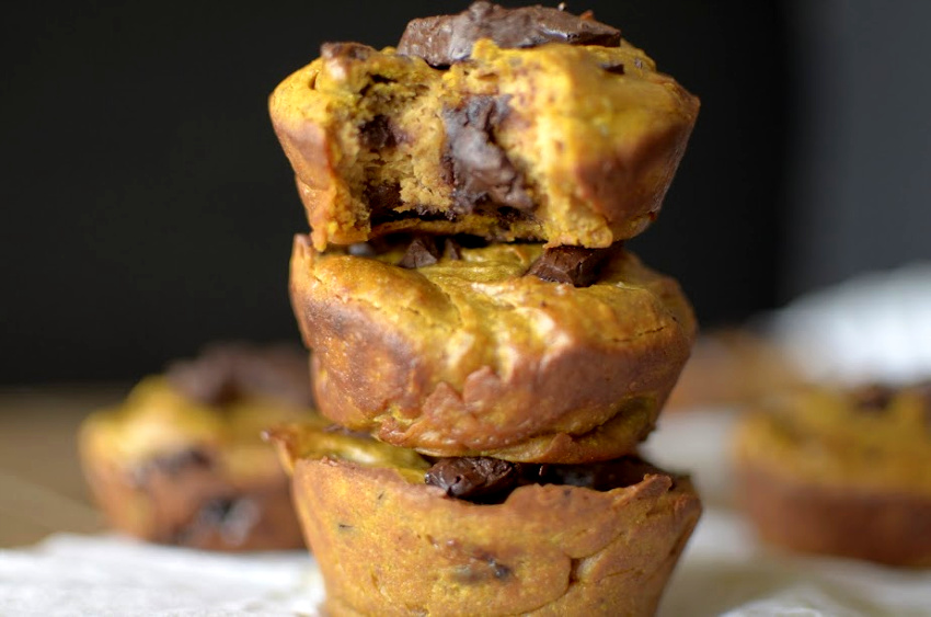 Flourless Pumpkin muffins are a healthy and delicious breakfast or snack made with 5 ingredients! Paleo, vegan and gluten-free!