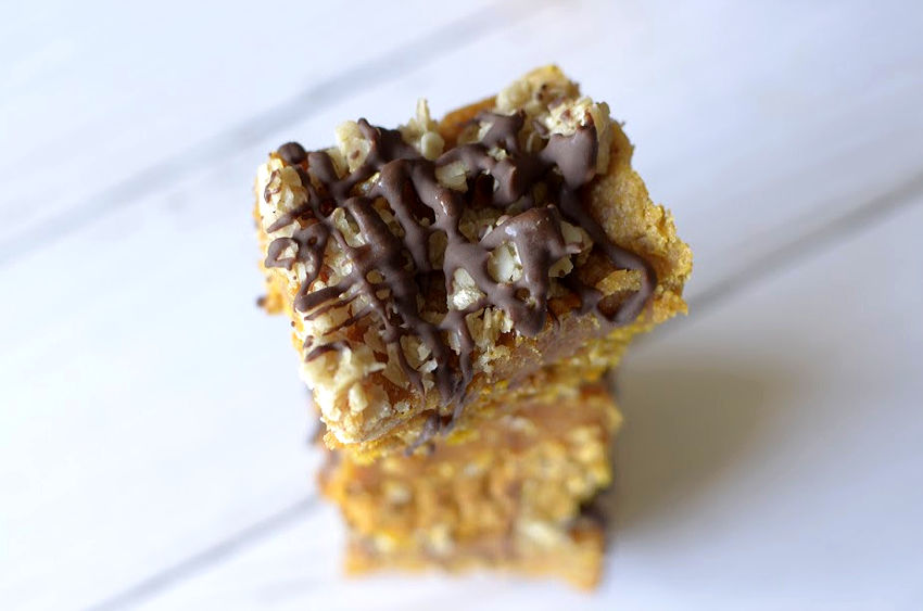These White Chocolate Pumpkin Oatmeal Bars are a delicious and nutritious breakfast, snack or dessert!  They’re also gluten-free + vegan friendly!